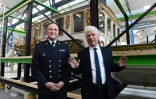 Le maire de Brest Francois Cuillandre (d) et l'amiral Vincent Campredon, directeur du musée de la Marine, devant le canot de Napoléon 1er à Brest, le 22 janvier 2020