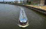 Une péniche navigue sur le Rhin à Düsseldorf, le 25 juillet 2022 en Allemagne