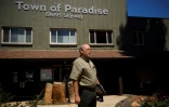 Le maire de Paradise (nord de la Californie) Steve Crowder devant l'hôtel de ville, le 26 mai 2021