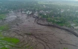 Photo aérienne transmise par l'Agence nationale de gestion des catastrophes d'Indonésie montrant les dégâts survenus après des inondations et des coulées de lave froide dans la localité de Tanah Datar, sur l'île de Sumatra, dans l'ouest du pays