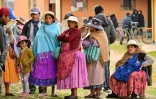 Des Aymaras font la queue pour voter lors du second tour de l'élection présidentielle, à Laja, à environ 30 km à l'ouest de La Paz, le 19 octobre 2025