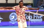 Le joueur de tennis français Moïse Kouame célèbre sa victoire après avoir battu le Bulgare Aleksandar Tolev au deuxième tour de la 41e édition du tournoi "Les Petits As" à Tarbes, le 25 janvier 2023