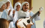 Soeur Maria Valentina de los Angeles (d) joue de la guitare et chante dans un couvent près de Cali, le 17 juillet 2017 en Colombie