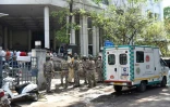 Des policiers devant un h?'pital à Nashik où 22 patients sont morts en raison d'une coupure d'alimentation en oxygène de ventilateurs, le 21 avril 2021 en Inde