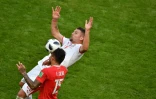 Le milieu de la Serbie Sergej Milinkovic-Savic (d) à la lutte avec le défenseur du Costa Rica Francisco Calvo au Mondial, le 17 juin 2018 à Samara