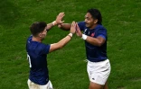 Le centre de l'équipe de France de rugby Yoram Moefana (à droite) célèbre avec le demi d'ouverture Matthieu Jalibert (à gauche) après avoir inscrit un essai  durant la victoire 60-7 de son équipe contre l'Italie lors de la phase de groupes de la Coupe du monde de rugby au Parc OL de Lyon, France, le 6 octobre 2023