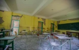 Des pupitres d'écoliers recouverts de gravats dans une école de Camp-Perrin, en Haïti, le 24 août 2021