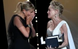 La réalisatrice Julia Ducournau, émue, reçoit la Palme d'or, remise par Sharon Stone (d), pour son film "Titane", le 17 juillet 2021 au Festival de Cannes