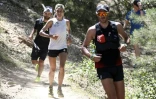 La traileuse Anne-Lise Rousset, accompagnée de deux lièvres, lors de son passage au col de Vergio, le 13 juin 2022, a pulvérisé, en 35 heures, le record féminin du mythique GR 20 en Corse sur 170 km et 13.000 m de dénivelé positif