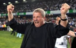 Rolland Courbis, coach de Montpellier, exulte après la victoire de son équipe face à Strasbourg, qui valide la montée du club en Ligue 1 lors de la 38e journée de L2 le 29 mai 2009 à Montpellier