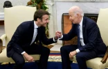 Le président américain Joe Biden (d) rencontre le président français Emmanuel Macron dans le bureau ovale de la Maison Blanche à Washington, le 1er décembre 2022