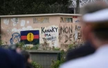 Vue d'un drapeau du FLNKS indépendantiste peint sur un mur près d'un graffiti "Kanaky ma terre!!!", le 16 octobre 2024 à Nouméa en Nouvelle-Calédonie