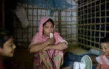Mabia Khatun, réfugiée rohingya de 30 ans, avec ses enfants après la mort de son mari âgé de 72 ans, Najmul Islam, dans le camp de Kutupalong près de Cox's Bazar le 11 août 2018