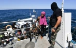 Des migrants africains récupérés par des garde-côtes tunisiens en Méditerranée, le 10 août 2023