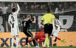 Le milieu de terrain de l'Ajax Amsterdam Donny Van de Beek inscrit un but lors de la victoire sur la Juventus en quarts de finale de Ligue des champions le 16 avril 2019