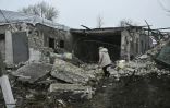 Svitlana Roudokvas devant les décombres d'un restaurant dans un bâtiment fortement endommagé du village de Novopavlivka, le 25 janvier 2025 dans la région de Dnipropetrovsk, en Ukraine