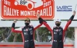 Le pilote français Sébastien Ogier (d) et son co-pilote Julien Ingrassia, célèbrent leur victoire au Rallye de Monte-Carlo, le 24 janvier 2021 à Monaco