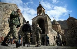 Des soldats arméniens visitent pour la dernière fois le 12 novembre 2020 le monastère de Dadivank dans le district de Kaljabar, passé sous contrôle azerbaïdjanais, après l'accord mettant fin au conflit au Nagorny Karabakh