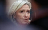 La présidente du groupe parlementaire du Rassemblement national, Marine Le Pen, s'adresse à la presse, à Paris, le 3 octobre 2025