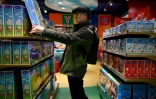 Un homme regarde un jouet Peppa Pig dans un magasin, le 25 janvier 2019 à Pékin
