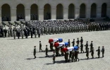 A Paris, le 20 avril 2016, des militaires portent les cercueils des trois soldats français tombés le 12 avril dans le nord du Mali