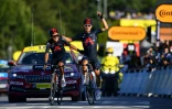 Le coureur d'Ineos Michal Kwiatkowski s'offre la 18e étape du Tour de France devant son équipier Richard Carapaz, le 17 septembre 2020 à La Roche-sur-Foron