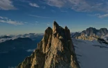Vue aérienne de l'Aiguille du Midi et l'Arrete des Comisques, à Chamonix, le 18 septembre 2019