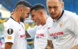L'attaquant marocain Youssef En-Nesyri buteur pour le Séville FC (g) félicité par ses coéquipiers après son but contre l'AS Rome en Ligue Europa, le 6 août 2020 à Duisbourg