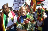 La nouvelle présidente du Comité international olympique (CIO), Kirsty Coventry, ici le 25 août 2004 à Harare, au Zimbabwe, à son retour des JO d'Athènes