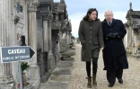 Michel Charasse, fidèle de François Mitterrand, avec sa fille Mazarine, en 2004 au cimetière de Jarnac (Charentes maritimes) 