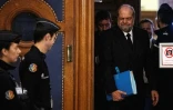 Le garde des Sceaux Eric Dupond-Moretti (d) quitte le palais de justice de Paris, après l'ouverture de son procès pour "prise illégale d'intérêts", le 6 novembre 2023  