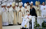 Le pape François arrive au stade Vélodrome pour célébrer une messe géante, le 23 septembre 2023 à Marseille