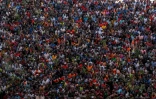 Des partisans du leader de l'opposition kenyane Raila Odinga, décédé la veille en Inde, rassemblés au stade Kasarani à Nairobi pour l'exposition publique de son cercueil, le 16 octobre 2025 