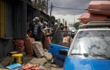 Des gens vident les stands dans une rue avant une démolition prévue dans le quartier historique de Piassa à Addis Abeba, le 11 mars 2024.