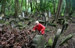 Une bénévole nettoie le plus grand cimetière juil d'Europe, à Varsovie, le 22 août 2017