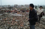 Des habitants de Yancheng, dans la province de Jiangsu à l'est de la Chine marchent dans les ruines des maisons détruites par des pluies torrentielles, de la grêle et des tornades, le 23 juin 2016
