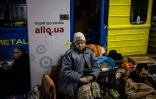 Des habitants réfugiés dans une station de métro de Kharkiv, le 30 avril 2022