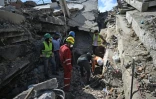 Des secouristes et bénévoles recherchent des survivants dans les déocombres de bâtiments effondrés à Caraballeda, dans l'Etat de La Guaira, le 1er juillet 2026 au Venezuela