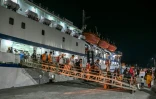 Des passagers débarquent du ferry Kalighat, le 30 mars 2026 à Mus, dans l'archipel indien des Andaman-et-Nicobar, en Inde
