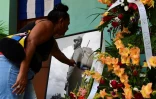Une Cubaine se recueille devant une photo de Fidel Castro, le 28 novembre 2016 à La Havane