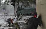 Des manifestants lancent des pierres sur un canon à eau de la police anti-émeute lors des commémorations du premier anniversaire de la prise du Parlement, le 25 juin 2025 à Nairobi, au Kenya