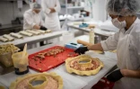 Fabrication de pâtés en croûte dans les ateliers de la maison Vérot à Ivry, près de Paris, le 3 juin 2020