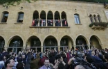 Photo de partisans du Premier ministre libanais Saad Hariri rassemblés devant son domicile, le 22 novembre à Beyrouth