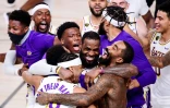 LeBron James, entrouré de ses coéquipiers, célèbre la victoire des Los Angeles Lakers face à Miami, le 11 octobre 2020 à Orlando 