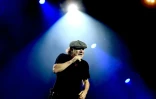 Le chanteur d'AC/DC Brian Johnson lors d'un concert à Los Angeles, le 28 septembre 2015