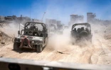 Des véhicules de l'armée israélienne transportent un groupe de soldats et de journalistes dans le sud de la bande de Gaza, le 3 juillet 2024. L'armée a invité des journalistes à une tournée dans Rafah, où elle opère depuis début mai