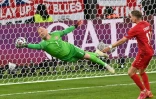 Le gardien de but danois Kasper Schmeichel sauve son but sur une tête du défenseur anglais Harry Maguire, lors de la demi-finale de l’Euro 2020 contre l’Angleterre, le 7 juillet 2021 au stade de Wembley à Londres