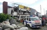 Une ambulance devant un bâtiment effondré après un séisme de magnitude 7,8 à General Santos, le 8 juin 2026 aux Philippines