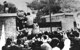 Des étudiants iraniens escaladent la grille d'entrée de l'ambassade des Etats-Unis à Téhéran, le 4 novembre 1979