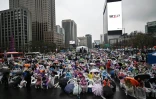 Des partisans du président sud-coréen Yoon Suk Yeol manifestent contre sa destitution, le 5 avril 2025 à Séoul